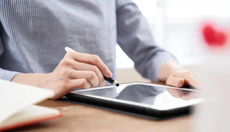 Person bruger tablet